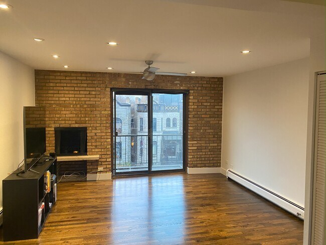 Living Room - 832 W Oakdale Ave