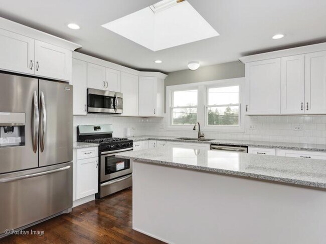 Foto del edificio - 4 bedroom in Homewood IL 60430