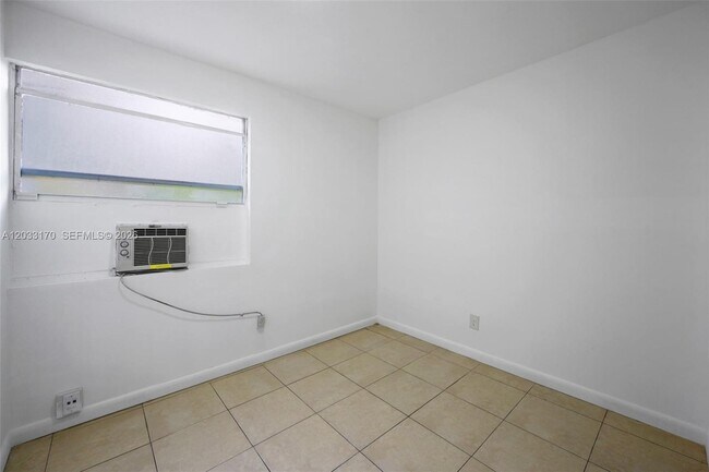 Foto del edificio - 348 NE 58th St