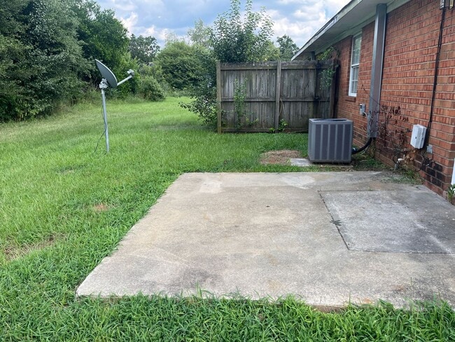 Building Photo - 2 Bed, 1 Bath Apartment
