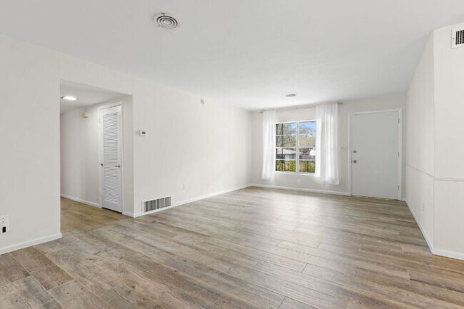 Foto del edificio - FULLY FENCED Home For Rent in Clearwater!