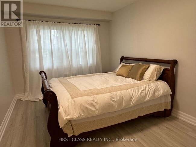 Building Photo - 2910 Keele St