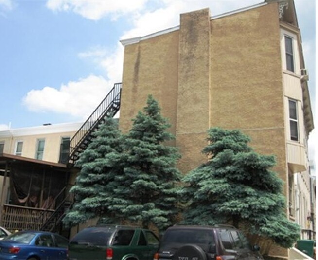 Building Photo - 613 Walnut St