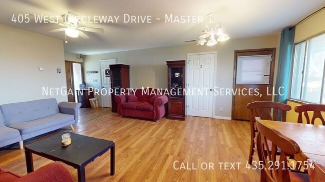 Foto del edificio - 405 Circleway Dr