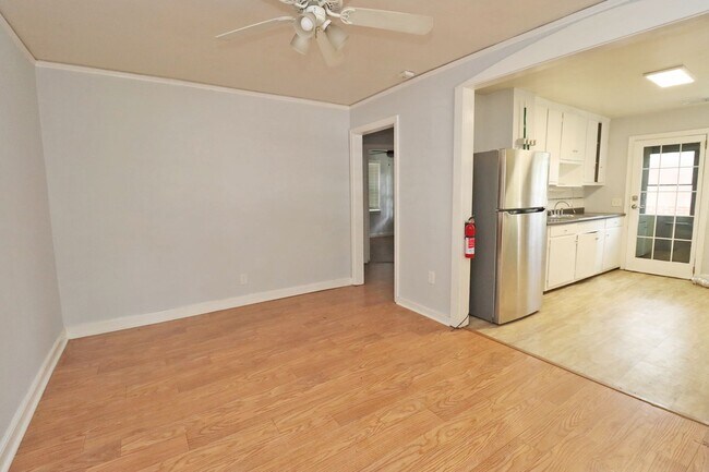 Building Photo - 2BR 1BA duplex in Rosewood
