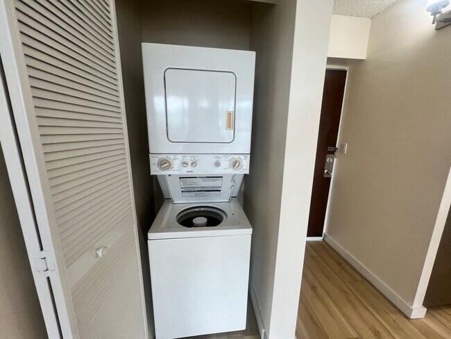Building Photo - Remodeled Atkinson Plaza 1 bedroom 1 bath ...