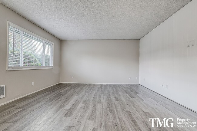 Foto del edificio - Great 2 Bed 1 Bath NE Gresham Condo - Wate...