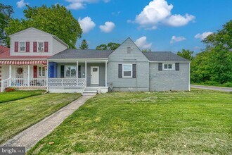 Building Photo - 4722 Raspe Ave