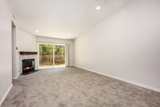 Foto del edificio - Upper 2 Bedroom, 2 Bath in Rancho Santa Margarita with Garage and Parking, be Home by New Years!