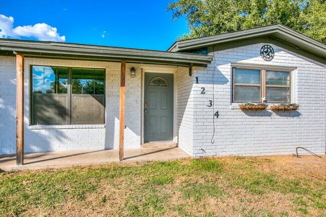 Foto del edificio - 6 MONTH LEASE! Super cute 4 bedroom, 2.5 bath home AVAILABLE NOW!