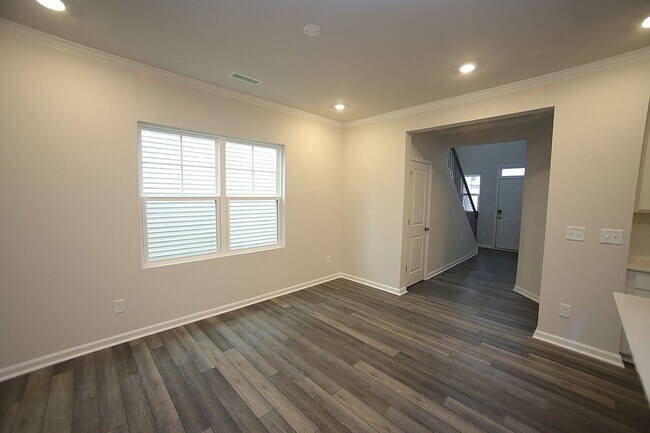 Foto del edificio - 4-Bedroom, 3-Full Bath Home with 2 Car Garage in Durham!