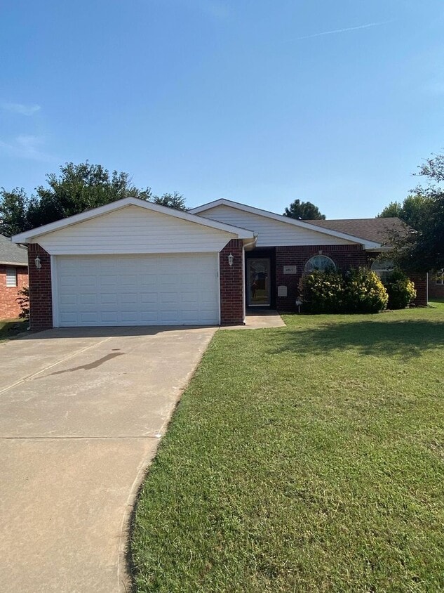 Foto principal - Beautiful 3 bedroom 2 bathroom home now available!!