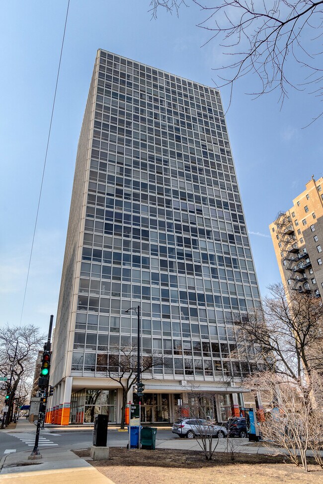 Foto del edificio - 2400 N Lakeview Ave