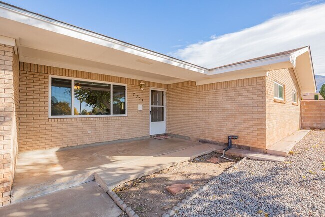 Foto del edificio - Pet Friendly 3 Bed 2 Bath - Large Backyard!