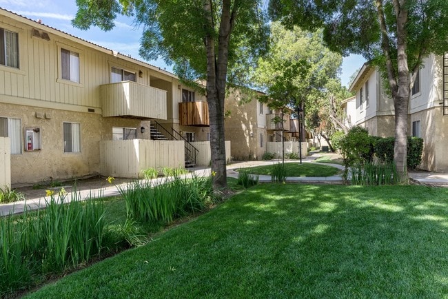 Building Photo - Vantage Pointe West