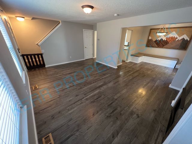 Building Photo - Charming 3-Bed Oasis with 2.5 Baths in Sandy, OR - 1215 Sq Ft of Cozy Living!