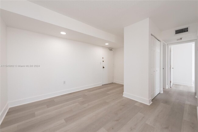 Building Photo - 911 E Ponce De Leon Blvd