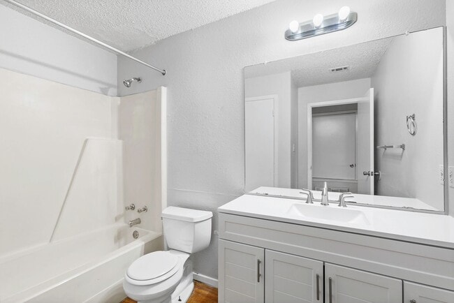 Building Photo - Spacious 2 Bedroom Apartment - Parking - N...