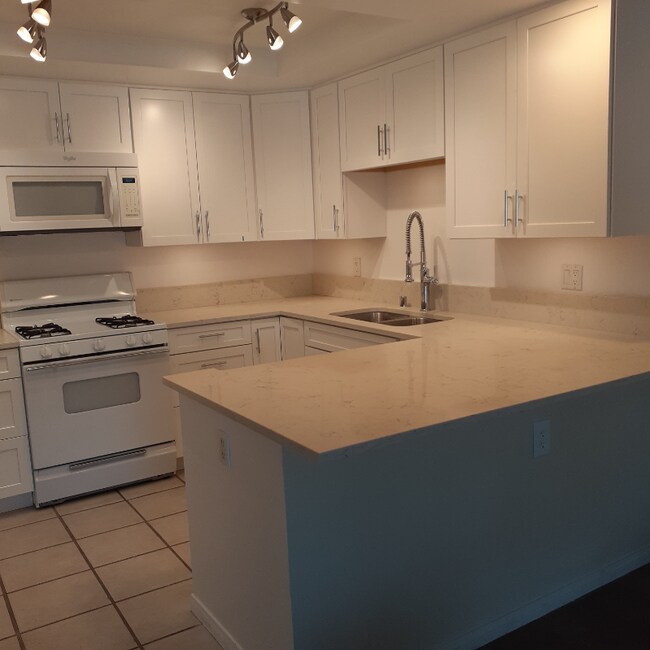 Building Photo - 9885 Caspi Gardens Dr