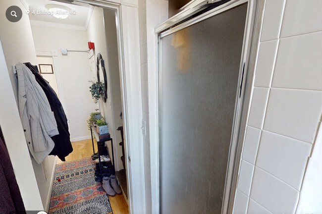 Foto del edificio - 4 Bishop Allen Dr