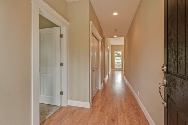 Building Photo - Move In Ready One Level Vaulted Ceiling Home Close to Pacific University!