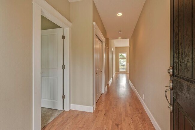 Foto del edificio - Move In Ready One Level Vaulted Ceiling Home Close to Pacific University!