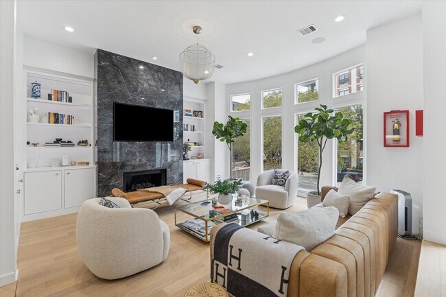 Building Photo - 2224 Mid Ln