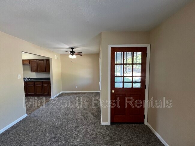 Foto del edificio - 3114 Dahlia Dr