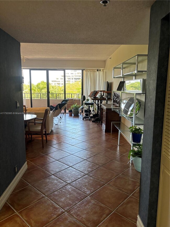 Foto del edificio - 201 Crandon Blvd