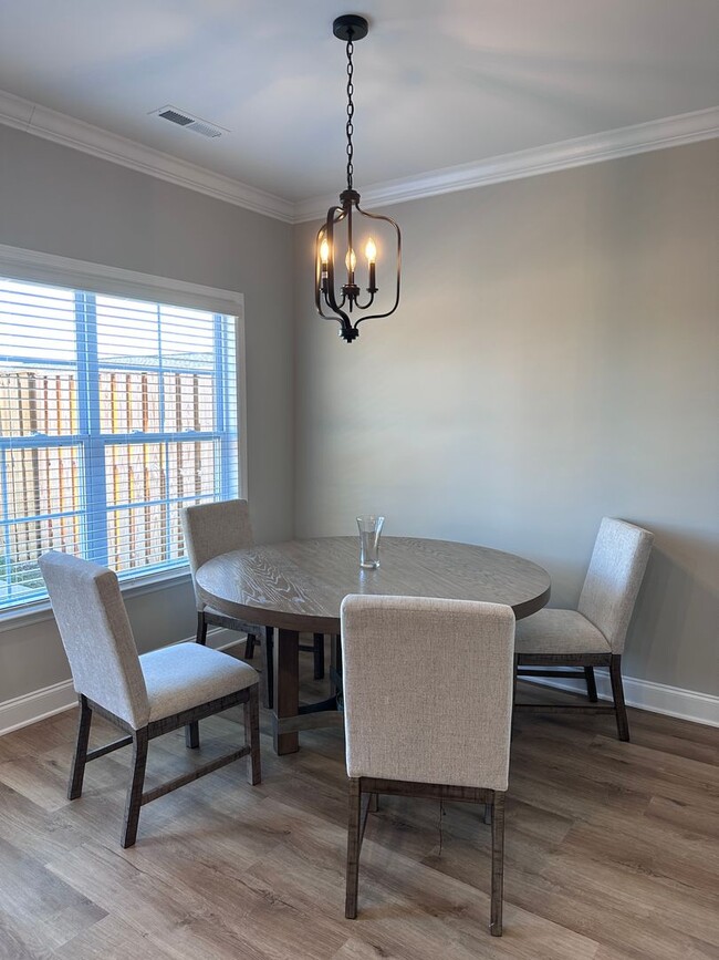 Building Photo - BEAUTIFUL TOWNHOME