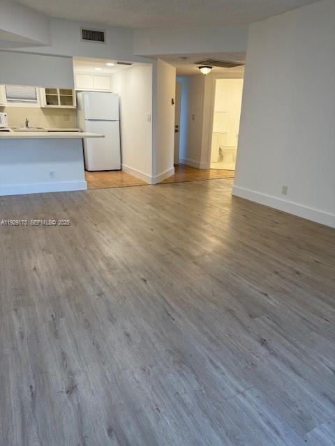 Foto del edificio - 8290 Lake Dr