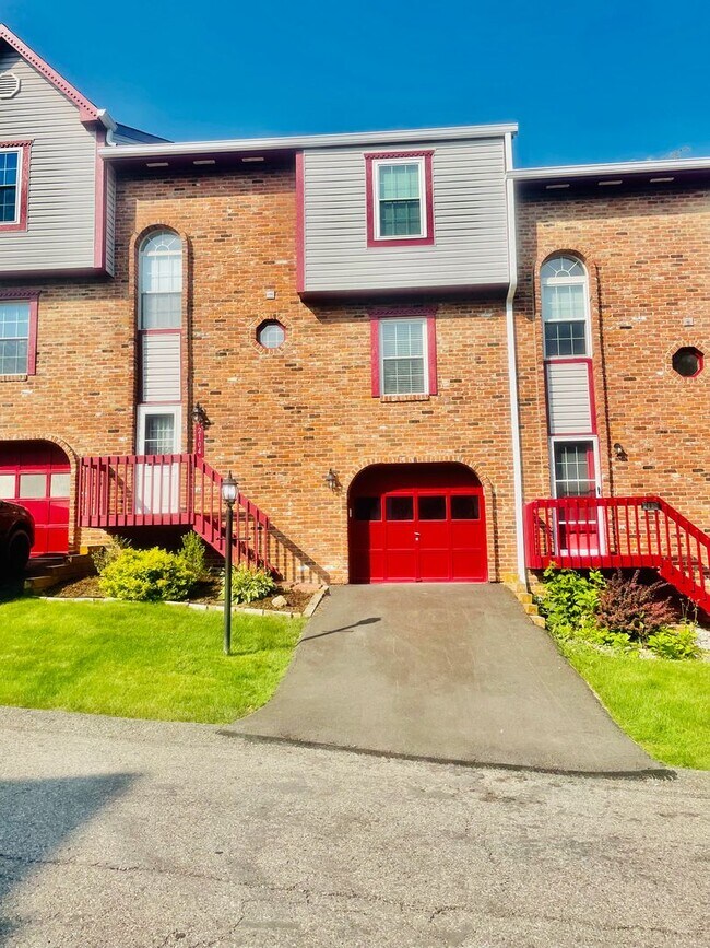 Foto del edificio - 3-Bedroom 2.5 bath Townhome in Imperial – Style, Space & Sophistication