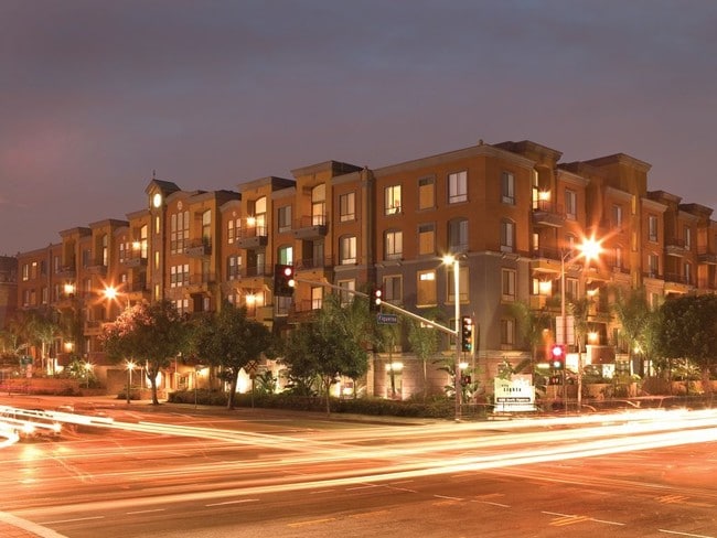 Building Photo - City Lights on Fig