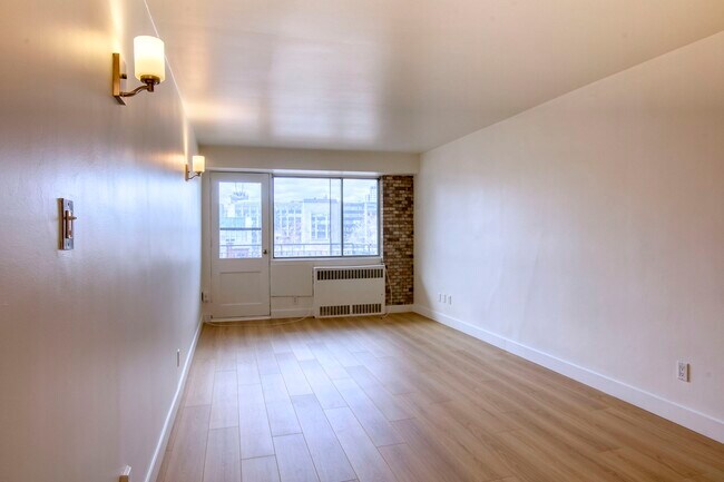 Building Photo - 3460 Rue Durocher