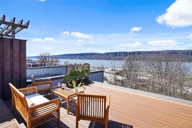 Foto del edificio - 493 Warburton Ave