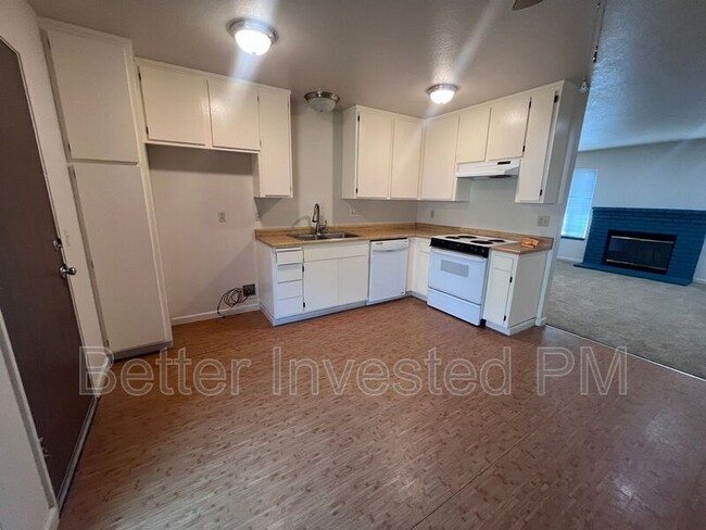 Building Photo - 5919 Montecito Blvd