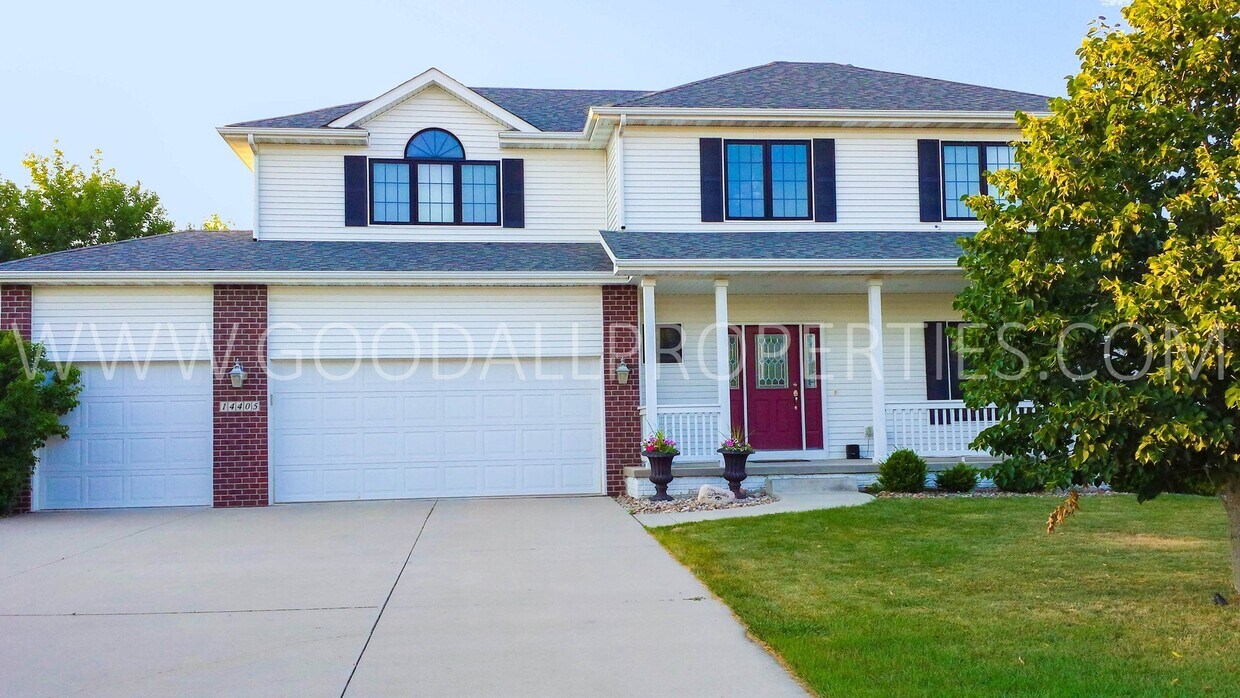 Foto principal - Spacious 4 Bedroom Home in Urbandale