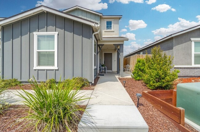Building Photo - Multi-Generational Home!