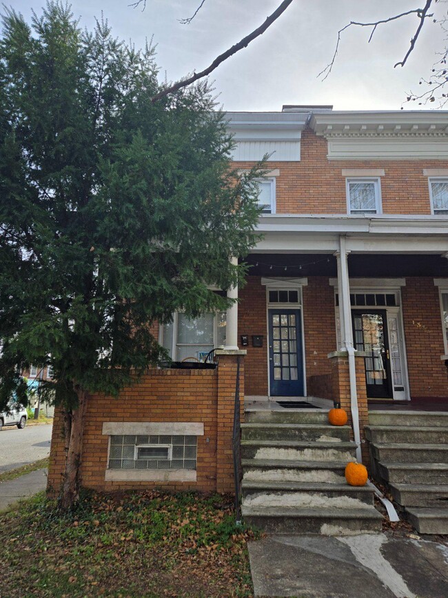Building Photo - 1331 W 41st St