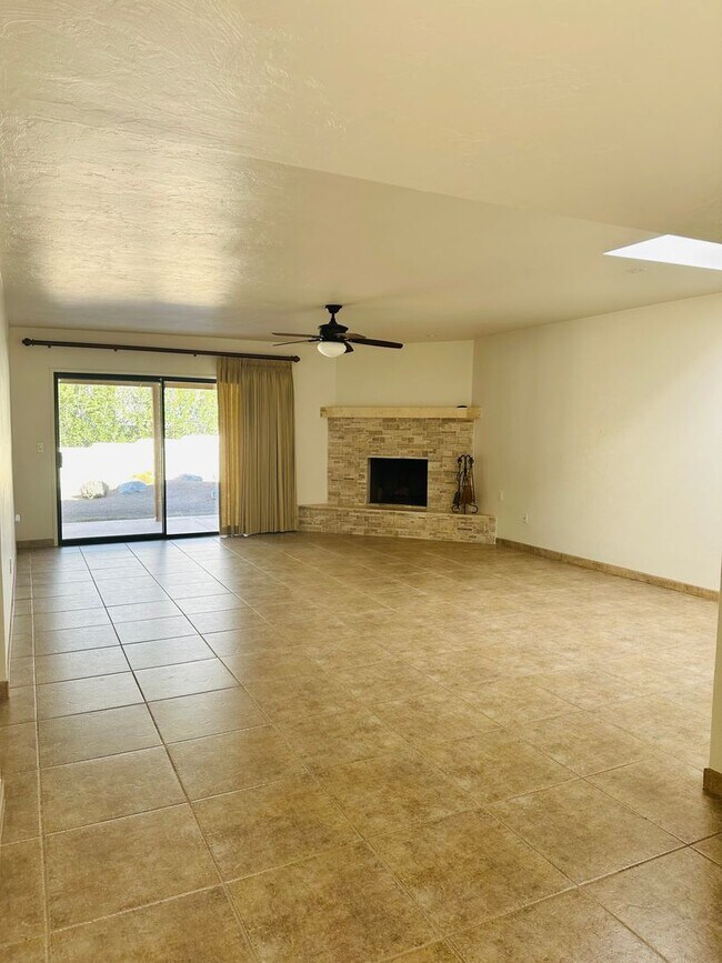 Foto del edificio - Townhome in Desirable Sunrise Presidio