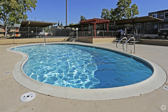 Jardines, piscina - River's Edge Apartments