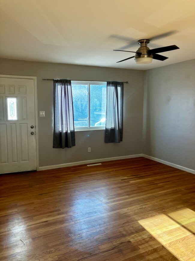 Building Photo - Cozy 3 Bedroom - Pet Friendly!