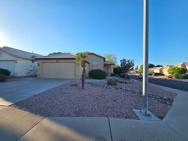 Building Photo - MOVE IN SPECIALS !!  Single level CORNER L...