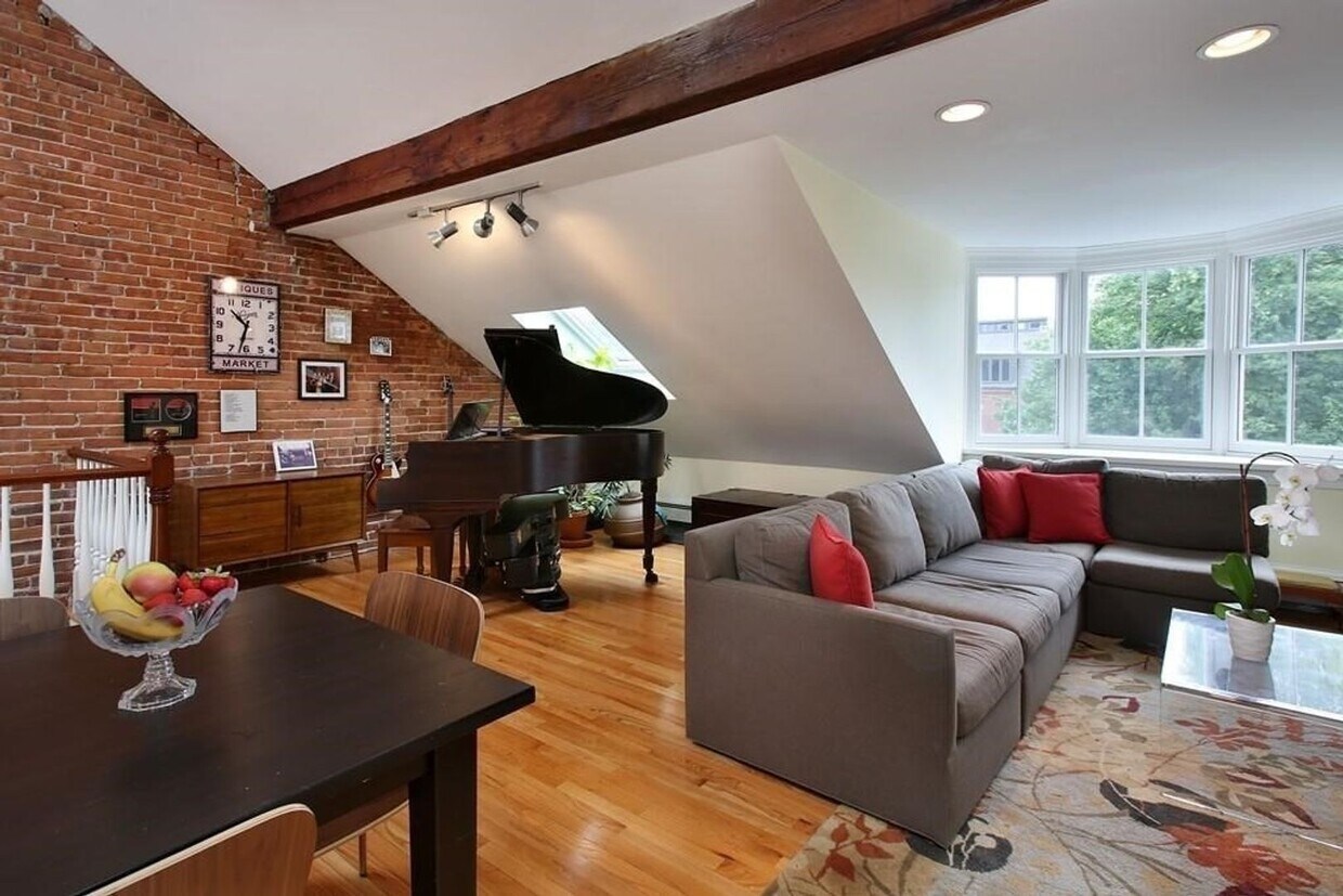 Primary Photo - Top floor 2 bed on Union Park with Parking!