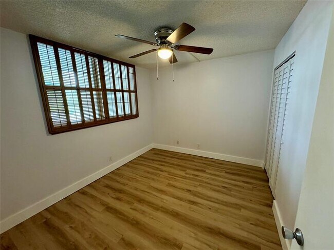 Foto del edificio - 9311 Orange Grove Dr