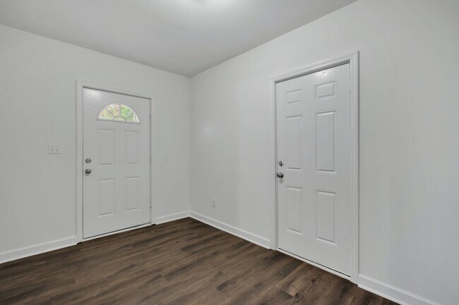 Building Photo - 242 S Lipona Rd