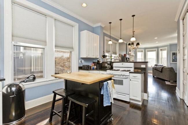 Building Photo - 3 bedroom in Chicago IL 60607