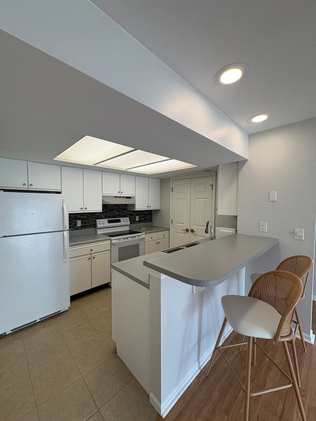 Building Photo - 3 Bed, 2 Bath Condo Off West Green Meadows