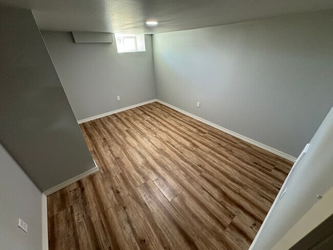 Dormitorio 1 - 201 N Nile Ave