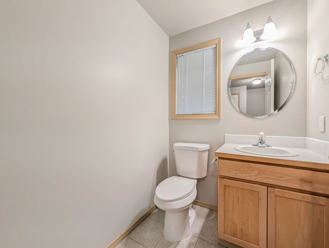 Building Photo - Charming 2 bedroom, 1.5 bath with fully fenced backyard and garage!